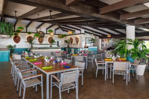 a restaurant with tables and chairs in a room at Ocean Coral & Turquesa All Inclusive in Puerto Morelos