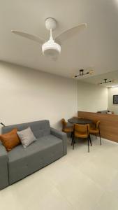 a living room with a couch and a table at Apartamento prox a Arena Niteroi, Uff e Barcas in Niterói