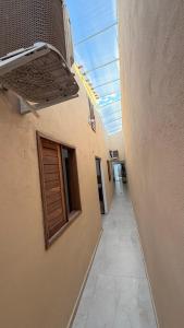 an empty hallway of a building with a window at Casa Luxo & Conforto com 4 camas e 2 quartos completa in Juazeiro do Norte
