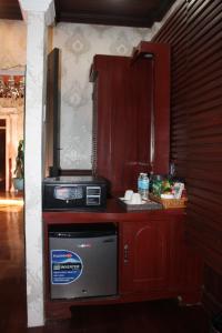 a kitchen with a stove and a microwave at San Franz Hotel La Perla in San Francisco