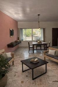 a living room with a couch and a table at Casa Cedro Y Olivo in Gutiérrez Zamora