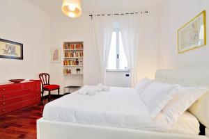 ローマにあるRomeAsYouLike-Monti Experience 295の白いベッドルーム(白いベッド1台、赤いドレッサー付)