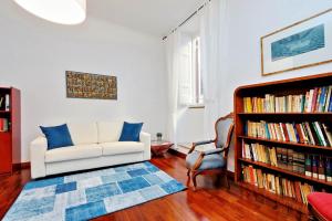 ローマにあるRomeAsYouLike-Monti Experience 295のリビングルーム(白いソファ、椅子付)