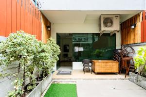 a patio with a table and chairs in a building at XXYon INN Sukhumvit 4 - ยอน อินน์ 4 in Bang Kapi