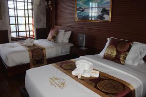 a hotel room with two beds with towels on them at San Franz Hotel La Perla in San Francisco +55 photos