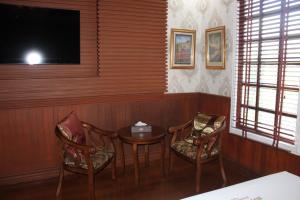 a room with a table and chairs and a television at San Franz Hotel La Perla in San Francisco