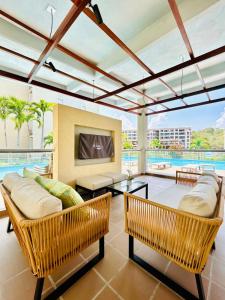 a living room with two couches and a tv at Capriela Serena del Mar in Cartagena de Indias