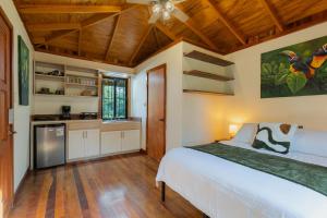 Katil atau katil-katil dalam bilik di Tohja' Riverside Cabins -Aracari Cabin