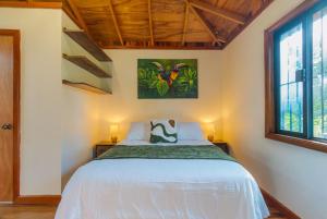 Katil atau katil-katil dalam bilik di Tohja' Riverside Cabins -Aracari Cabin