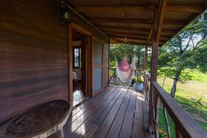 Balkoni atau teres di Tohja' Riverside Cabins -Aracari Cabin