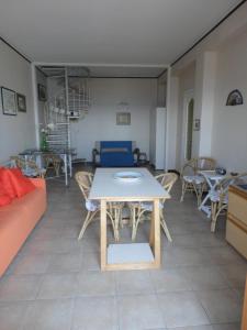 アチレアーレにあるAcirealevacanze - Casa Sul Mareのリビングルーム(テーブル、椅子付)