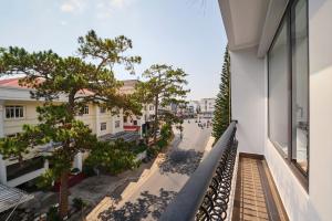 an apartment balcony with a view of a street at Hotel Duy Phương 2 in Da Lat