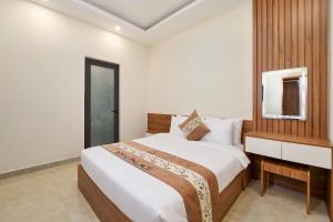 a bedroom with a large bed and a mirror at Hotel Duy Phương 2 in Da Lat
