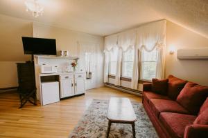 a living room with a couch and a table at The Inn at Ragged Edge in Chambersburg