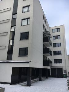 un immeuble avec de la neige au sol dans l'établissement Nowy Świat Leza Apartaments, à Białystok