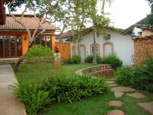 una casa con un jardín delante de ella en Pousada Pouso do Sô Vigario, en Pirenópolis