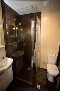 ウージュホロドにあるPraha Park Hotelのバスルーム(シャワー、トイレ、シンク付)