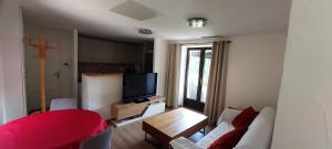 a living room with a couch and a tv at Gîte de Laulagne in Ribes