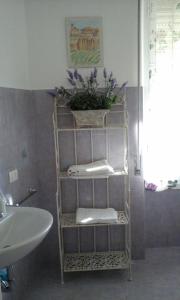 a towel rack with towels and a sink in a bathroom at Appartamento Piazza Buzi in Orvieto