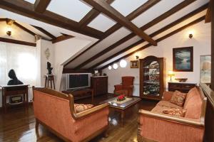 een woonkamer met twee banken en een tv bij Villa Dabo in Novalja