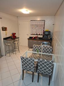 a living room with two chairs and a table at Lar doce lar da Lu in Curitiba