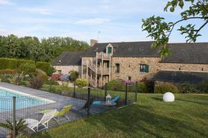 a house with a swimming pool in the yard at Les Keriaden's in Pleudihen