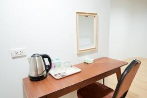 a table with a coffee maker on top of it at Snap Sukhumvit 1 - BTS Nana in Makkasan