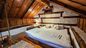ein Schlafzimmer mit einem Bett auf dem Dachboden in der Unterkunft Parvatis Lap Villa & Hostel in Kasol