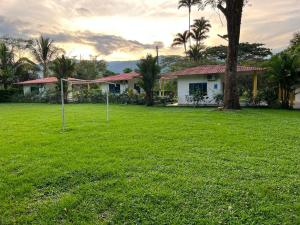 a yard with a house and a gazebo at Finca Hotel La Potranca in Acacías