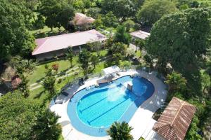 an overhead view of a swimming pool at a resort at Finca Hotel La Potranca in Acacías