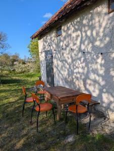 a wooden table and chairs next to a building at Lillstugan på Lansa in Aurgrund