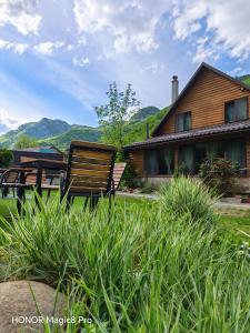 a group of benches sitting in front of a house at Cabana Denny in Mărişel