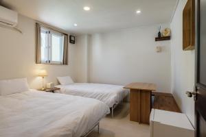 a room with two beds and a table and a window at 포켓서울 문래점 in Seoul +36 photos