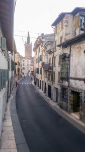 ヴェローナにあるMonolocale in Centro a Veronaの時計塔が遠くにある空き街道