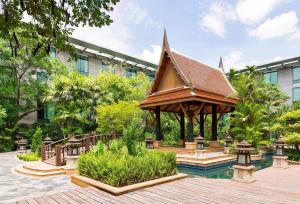 a gazebo in the middle of a garden at Hyatt Regency Bangkok Suvarnabhumi Airport in Lat Krabang