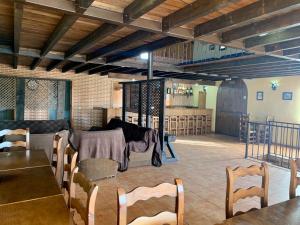 a room with a table and chairs and a kitchen at Quinta del Quinoto in Pajares de Adaja