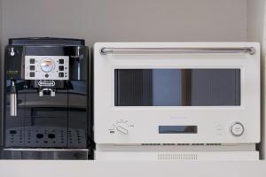 a microwave oven next to a coffee machine at Halema in Ichinomiya