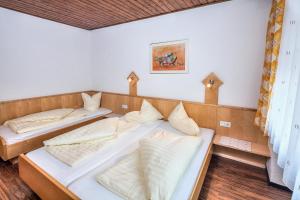 Postel nebo postele na pokoji v ubytování Kinderhotel Sailer