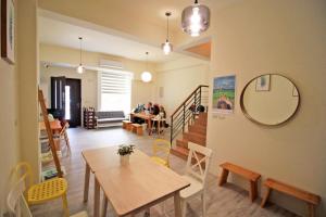 a dining room with a table and chairs and a mirror at 古栗Chestnut Guest House-可包棟民宿-民宿編號1166號 in Taitung City