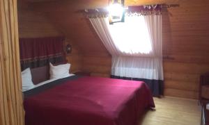 Tempat tidur dalam kamar di Praha Wood House