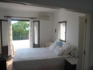 Rúm í herbergi á Agistri Club Hotel