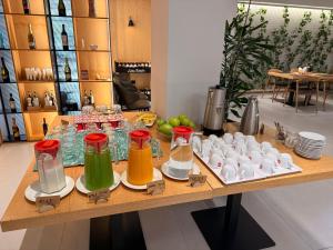 ein Tisch mit vielen verschiedenfarbigen Flüssigkeiten darauf in der Unterkunft SIBB Hotel in Tirana