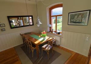 a dining room with a table and chairs and a window at Ferienhaus Altes Schifferhaus in Oedelsheim