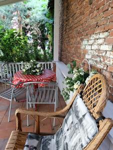 a patio with a table and chairs and a brick wall at Apartman Centar in Kruševac