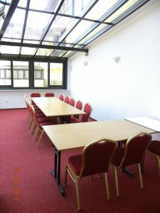 sala konferencyjna ze stołami i krzesłami w obiekcie Pokoje Gościnne Standard w Jastrzębiej Górze