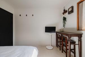 a bedroom with a bed and a desk with a computer at 포켓서울 문래점 in Seoul