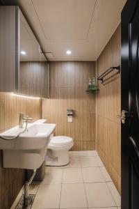 a bathroom with a sink and a toilet at 포켓서울 문래점 in Seoul