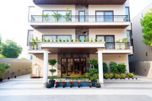a building with a bunch of potted plants at Triptam Vrindavan in Vrindāvan