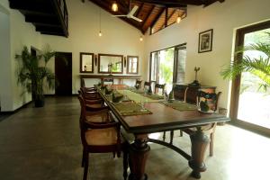 ein großes Esszimmer mit einem langen Tisch und Stühlen in der Unterkunft Leaf Watagala in Avissawella