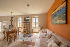 a living room with a couch and a table at Le Jardin Secret in Grignan